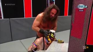 ¡Lo hizo sangrar! Seth Rollins clavó el ojo de Rey Misterio en el filo de la escalera metálica de Raw [VIDEO]