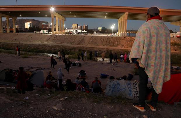 Migrantes, en mayoría de Latinoamérica, tienen la esperanza de poder cruzar hacia Estados Unidos por el río Bravo (Foto: AFP)