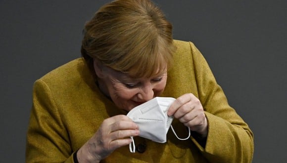 Angela Merkel reaccionó de una forma divertida al ver que había olvidado colocarse nuevamente la mascarilla. (Foto: Tobia Schwarz | AFP)