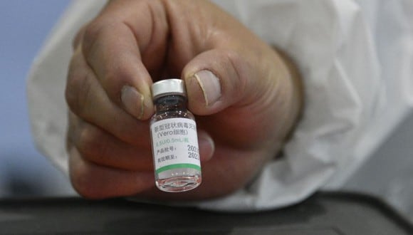 Un trabajador de salud muestra un frasco de la vacuna Sinopharm de China contra el coronavirus, COVID-19. (Foto: AFP)