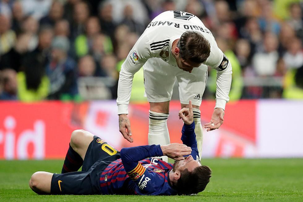 El golpe de Ramos a Messi (Getty)