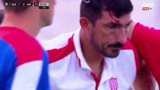 Insólita lesión de un entrenador argentino: saltó por un balón y se abrió la cabeza [VIDEO]