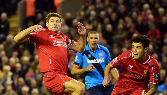 Gerrard y Coutinho jugaron juntos en el Liverpool de la Premier League. (Foto: AFP)
