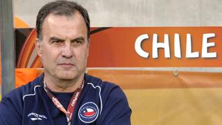 “Cuando perdíamos el vestuario era un velorio”: Mark González reveló algunas anécdotas de Bielsa en Chile