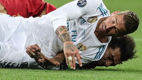 La polémica acción entre Ramos y Salah que sacó al egipcio de la final de la Champions League 2018. (Foto: Getty)