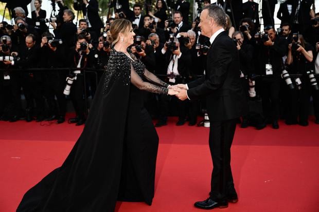 Rita Wilson y Tom Hanks bailando en la alfombra roja del Festival de Cannes 2023 (Foto: AFP)