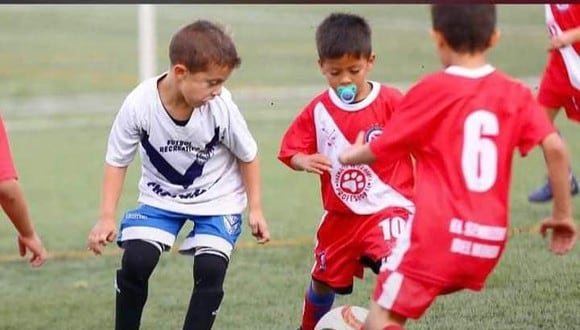 Niño de 6 años es furor en las redes sociales por jugar cada partido de fútbol con un chupón. (Foto: Ibarra Captación AAAJ).