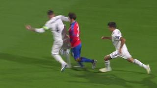 ¡Juega gratis! El brutal codazo de Ramos que dejó sangrando a jugador del Viktoria Plzen [VIDEO]