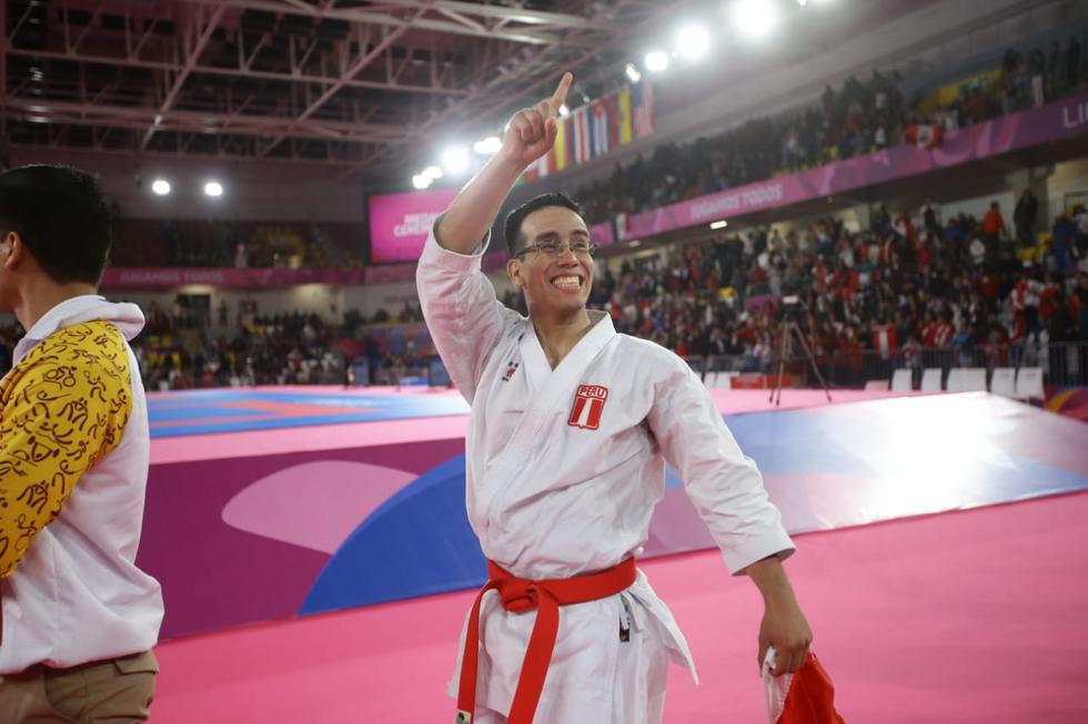 La emotiva celebración del equipo de kata masculino al ganar la medalla de oro en Lima 2019. (Foto: Jesús Saucedo)