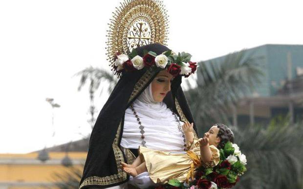 Procession in honor of Santa Rosa de Lima, patroness of America (Photo: EFE)