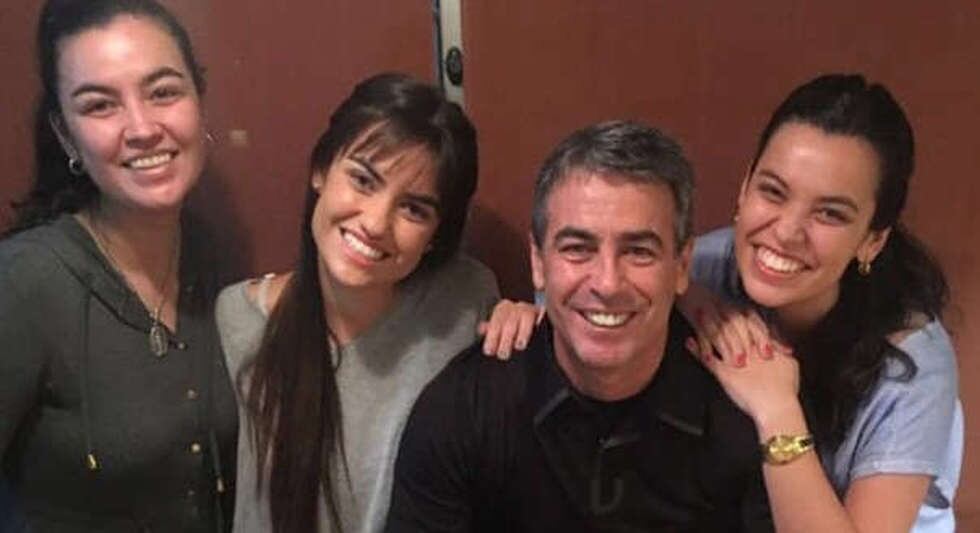 Pablo Bengoechea y sus hijas. (Internet)