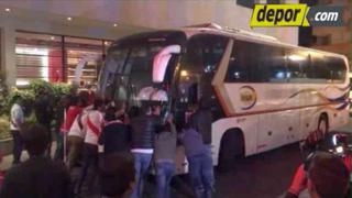 Todos empujan el carro para el mismo lado: bus de la Selección Peruana no arrancó e hinchas ayudaron [VIDEO]