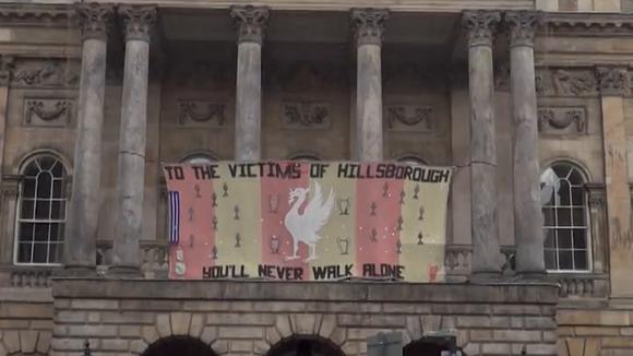 Minutos de silencio en Liverpool por las víctimas de Hillsborough.  (Vídeo: Liverpool/Twitter)