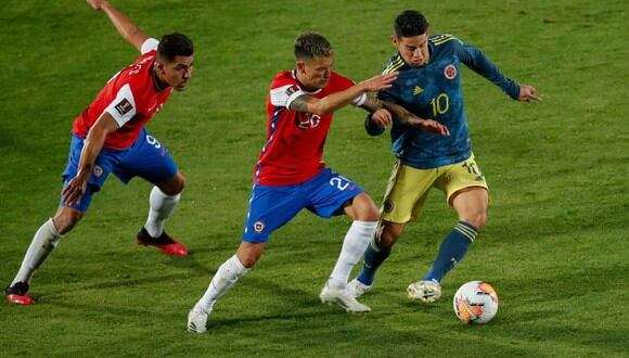 Colombia se trajo un valioso empate de su visita a Chile en un partido lleno de goles. | Crédito: Alberto Valdes / AFP.