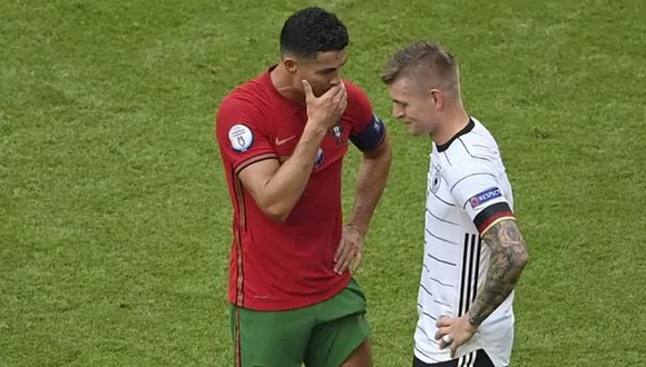 Cristiano Ronaldo y Toni Kroos charlan tras el Alemania-Portugal (Foto: AP)