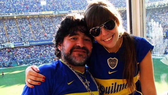 Dalma y su padre, Diego Maradona, en la cancha de Boca Juniors. (Foto: Instagram @dalmararona)