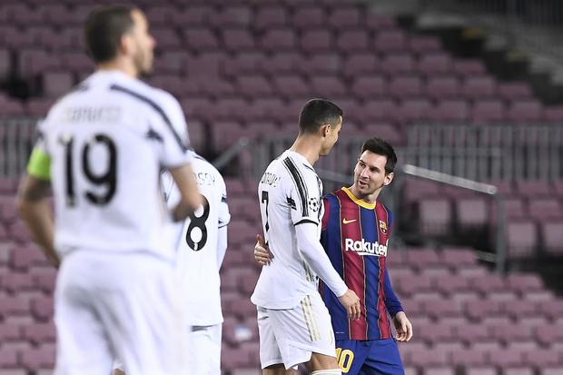 Messi y Ronaldo en su último encuentro por Champions League (Foto: AFP)