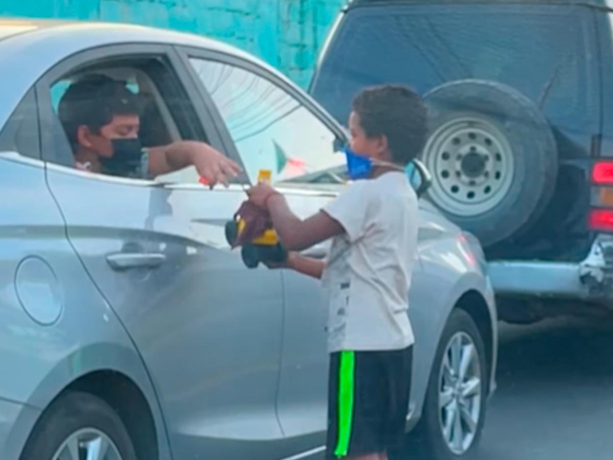 Video Viral | Niño regala un juguete a un menor limpiaparabrisas y las  redes aplauden su gesto | Estados Unidos | México | EEUU | USA nnda nnrt |  OFF-SIDE | DEPOR