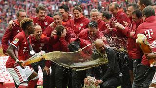 Bayern Munich festejó así su título 26 de Bundesliga con cerveza incluida