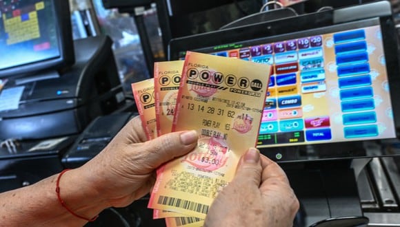 Para tener un boleto de Powerball en tus manos requieres de una mínima inversión de dos dólares (Foto: AFP)