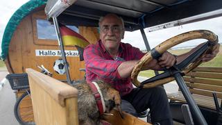 Conmovedor: hincha de 70 años llegó en tractor a Rusia para alentar a Alemania [VIDEO]