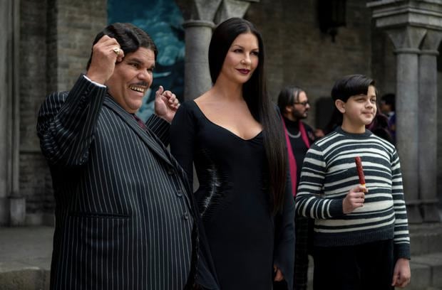 Pericles junto a sus padres, Gómez y Morticia Addams en la serie "Wednesday" (Foto: Netflix)