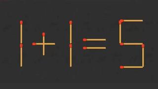 Mueve 2 cerillos y soluciona en 10 segundos el siguiente problema matemático 1+1=5