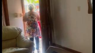 Se disfraza de repartidora para reencontrarse con su madre y esta termina desmayada: video es viral en redes