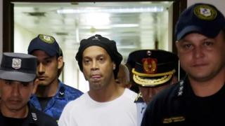Si no está ella, Ronaldinho no sale: gestora del viaje del brasileño a Paraguay está prófuga por coronavirus