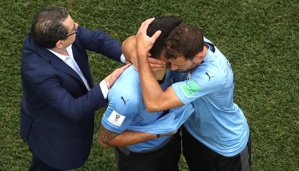 Luis Suárez recibió el consuelo de sus compañeros tras la eliminación de Uruguay en Rusia 2018. (Foto: Getty Images)