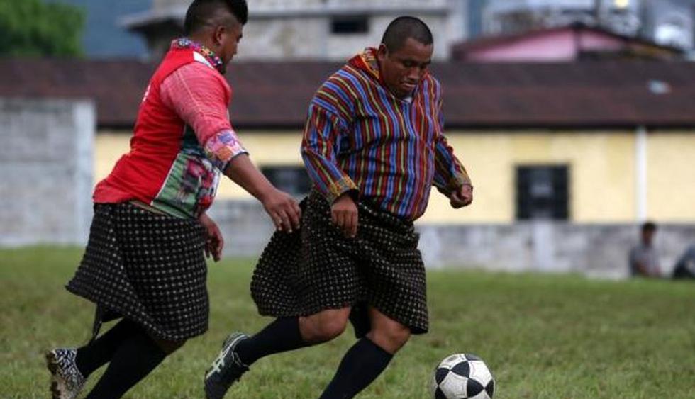 Xejuyup, el equipo de Guatemala que juega al fútbol en falda. (EFE)