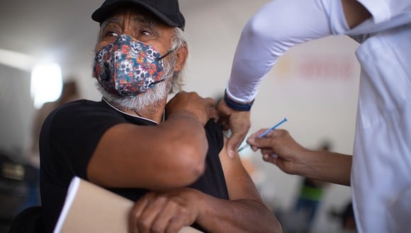 Vacuna COVID-19 en México: pasos para registrarte y requisitos para recibir la dosis si eres adulto mayor (Foto: Getty Images)