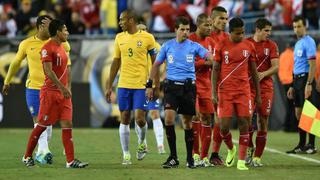 ¿Qué es de la vida del árbitro que validó la mano de Ruidíaz ante Brasil?