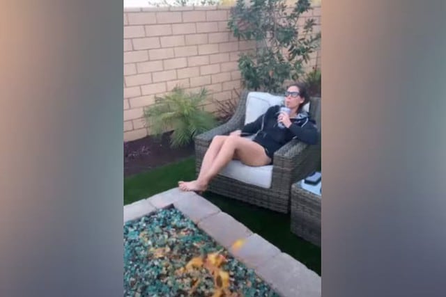 Al inicio de la grabación se ve a la mujer sentada en el jardín de su vivienda, tomando un jugo y disfrutando del calor que le brinda el fuego que había encendido. (YouTube: ViralHog)