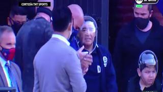 Diego Maradona ingresa a estadio con curioso protector facial