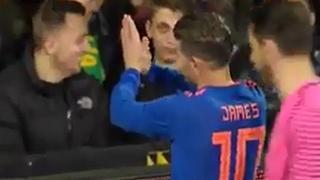 ¡Furia! James Rodríguez tiró pelotazo a la tribuna de Australia y pidió disculpas [VIDEO]