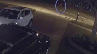 Cámara de seguridad capta la figura de un ‘fantasma’ corriendo por la calle