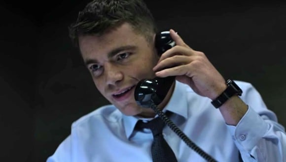 Gabriel Basso interpreta a Peter Sutherland en “El agente nocturno”, el oficial del FBI que contesta la línea de emergencia secreta de la Casa Blanca (Foto: Netflix)