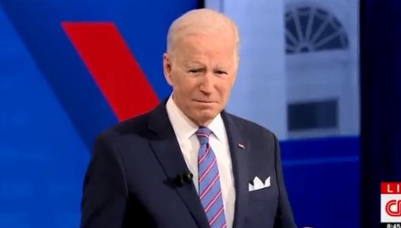 La extraña postura de Joe Biden que se volvió viral y generó memes en Twitter. (Foto: @Cernovich / Twitter)