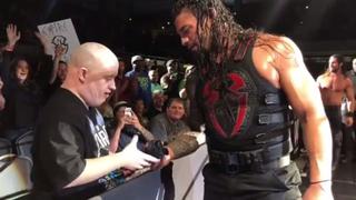 ¡Para aplaudir! El notable gesto que tuvo Roman Reigns con fanático de WWE en evento en vivo [VIDEO]