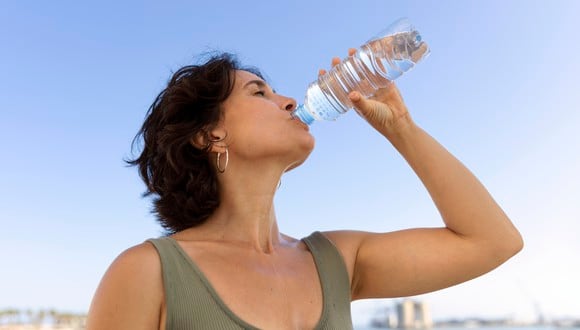El agua es fundamental para vivir, además, beberlo te ayudará, quema muchas calorías. (Foto: Freepik).