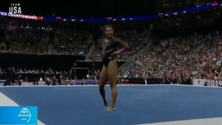 Simone Biles ejecuta increíble salto en competencia de gimnasia