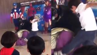Niños arman una ‘batalla’ en plena fiesta y patean salvajemente a un hombre disfrazado de Thanos