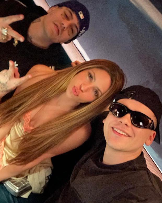Duki, Shakira y Bizarrap durante una cena en Miami (Foto: Shakira / Instagram)
