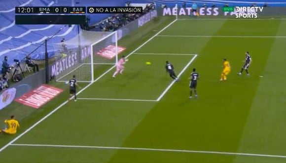 Doble atajada de Courtois en el Real Madrid vs. Barcelona. (Foto: Captura de DirecTV Sports)