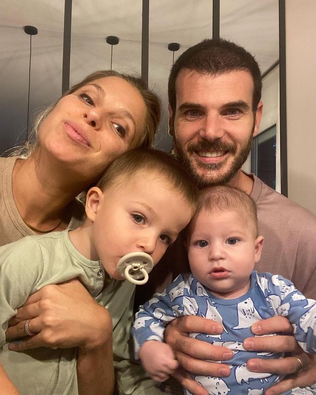 Núria Tomás, su novio August Puig Bosch y sus dos hijos (Foto: Núria Tomás/ Instagram)