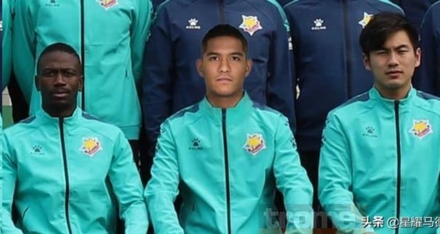 Roberto Siucho (Delantero) - Shanghai Shenxin de China