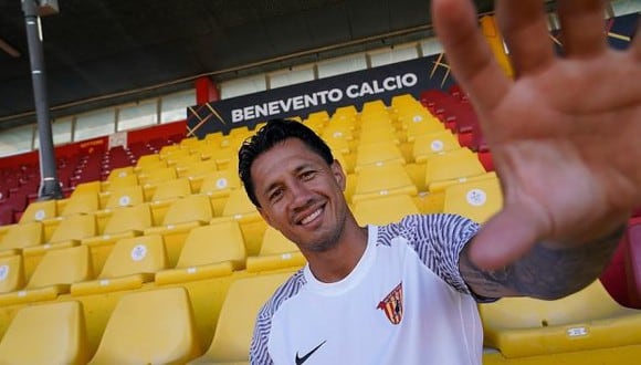 Lapadula formó parte de la presentación de la camiseta de Benevento. (Foto: @bncalcio)