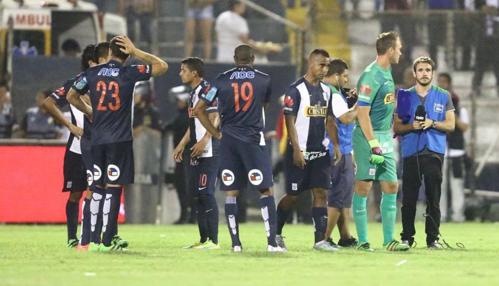 Los jugadores de Alianza Lima no podían creer que el partido no iba a continuar. (Fernando Sangama)