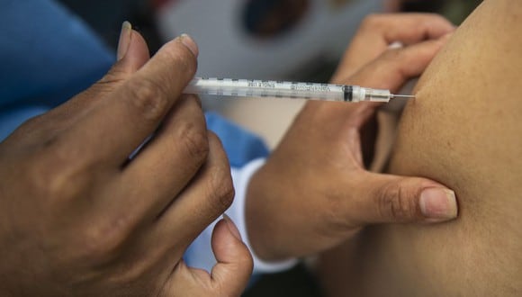 Próximamente llegarán 117.000 dosis adicionales de la vacuna Pfizer, lo que permitirá que en las siguientes semanas se amplié el universo de personas vacunadas. (Foto: Ernesto Benavides / AFP)